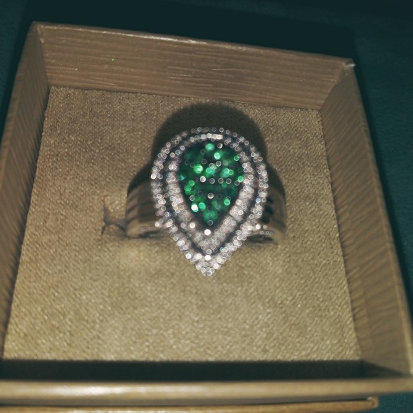 Beautiful Round White and Green Diamond Ring - Picture 2 of 3